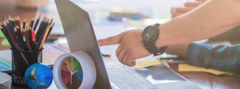 Mieux comprendre les comportements des visiteurs de votre site grâce aux « heatmaps » Un homme travaille sur un ordi