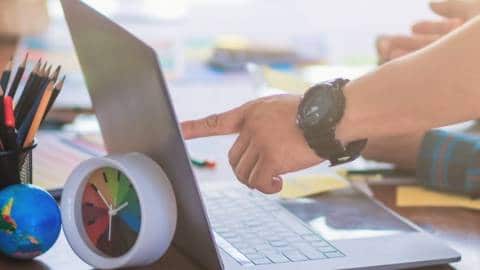 Mieux comprendre les comportements des visiteurs de votre site grâce aux « heatmaps » Un homme travaille sur un ordi