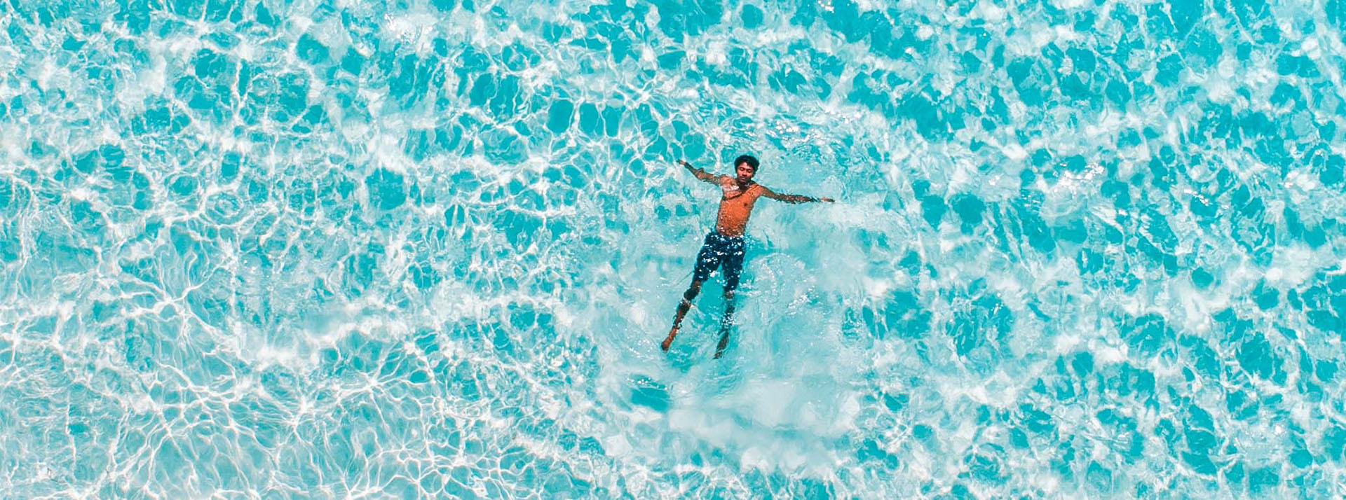 Seul-Mohamed-Nashah-Unsplash Homme faisant la planche dans mer turquoise