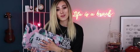 Les haul nouvelle génération font froid dans le dos Une jeune fille blonde face tient un colis de la marque Shein