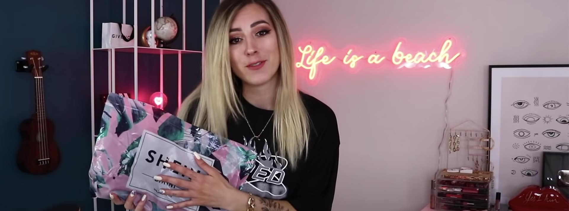 Les haul nouvelle génération font froid dans le dos - L'ADN Une jeune fille blonde face tient un colis de la marque Shein