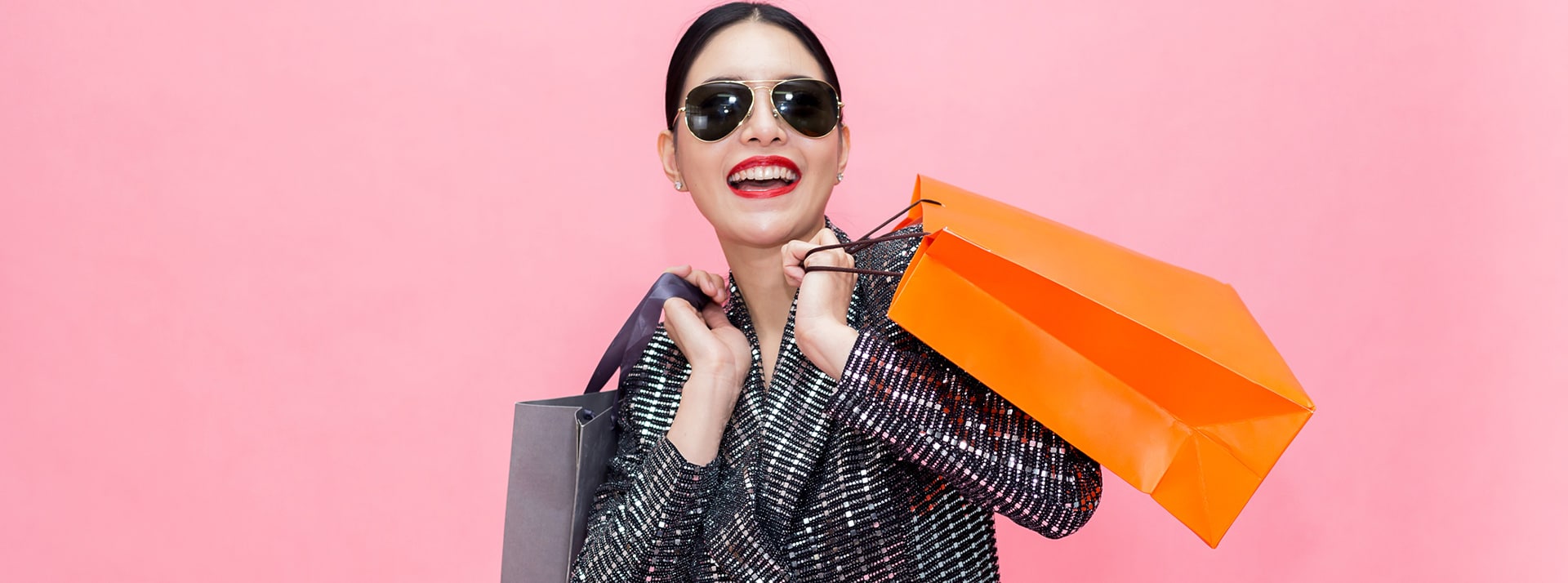 Une femme souriante et chic en train de faire du shopping