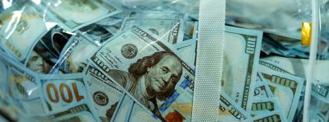 la dette est notre meilleur atout ! sac rempli de dollars américains