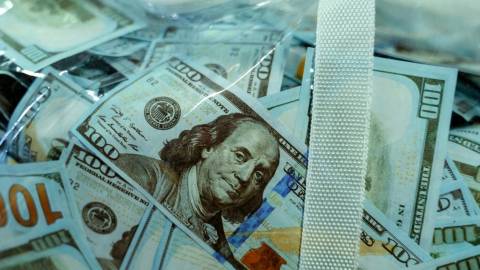 sac rempli de dollars américains