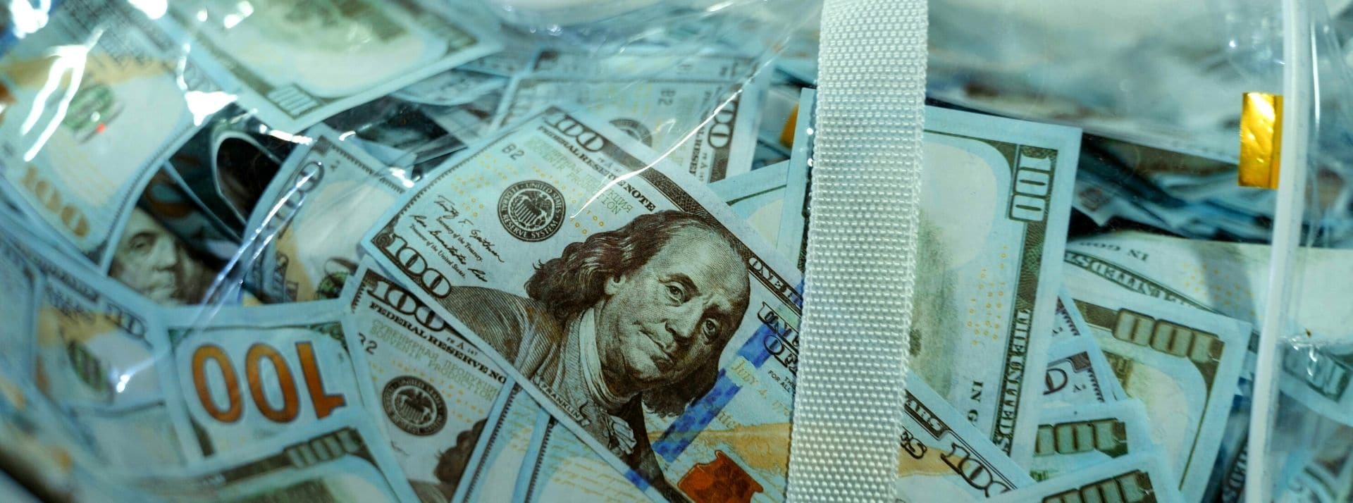 la dette est notre meilleur atout ! sac rempli de dollars américains
