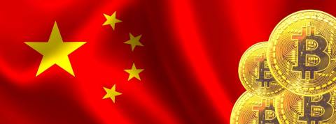 La Chine éradique bitcoin drapeau chine et bitcoins