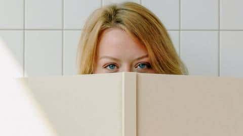 Une femme en train de lire un grand livre