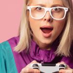 Une fille blonde tient une manette de console