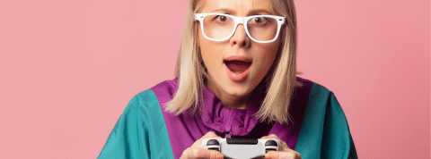 Le lexique pour parler comme un gamer Une fille blonde tient une manette de console