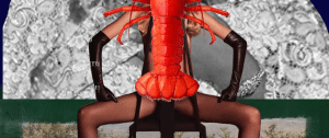 Une femme assise sur une chaise les jambes écartées avec un homard rouge dessus