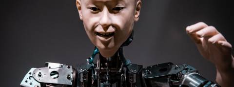 Une intelligence artificielle peut-elle déposer un brevet ? Il y a débat Un robot avec une tête humaine