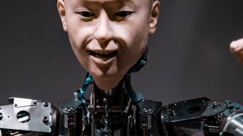 Un robot avec une tête humaine