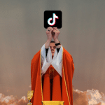 Un prêtre tient une icône TikTok devant un ciel baigné de lumière