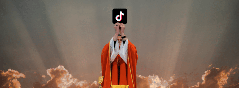 tiktok priest Un prêtre tient une icône TikTok devant un ciel baigné de lumière