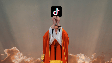 Un prêtre tient une icône TikTok devant un ciel baigné de lumière