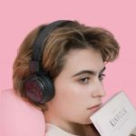Juene fille pensive, casque audio aux oreilles