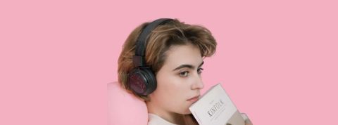 Aiony-Haust Juene fille pensive, casque audio aux oreilles