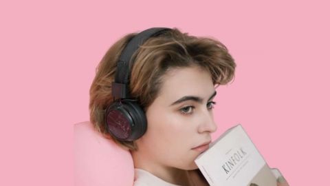 Juene fille pensive, casque audio aux oreilles