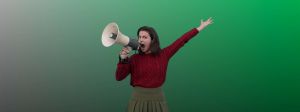 Jeune femme bras en l'air criant dans un mégaphone