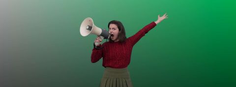 Jeune femme bras en l'air criant dans un mégaphone