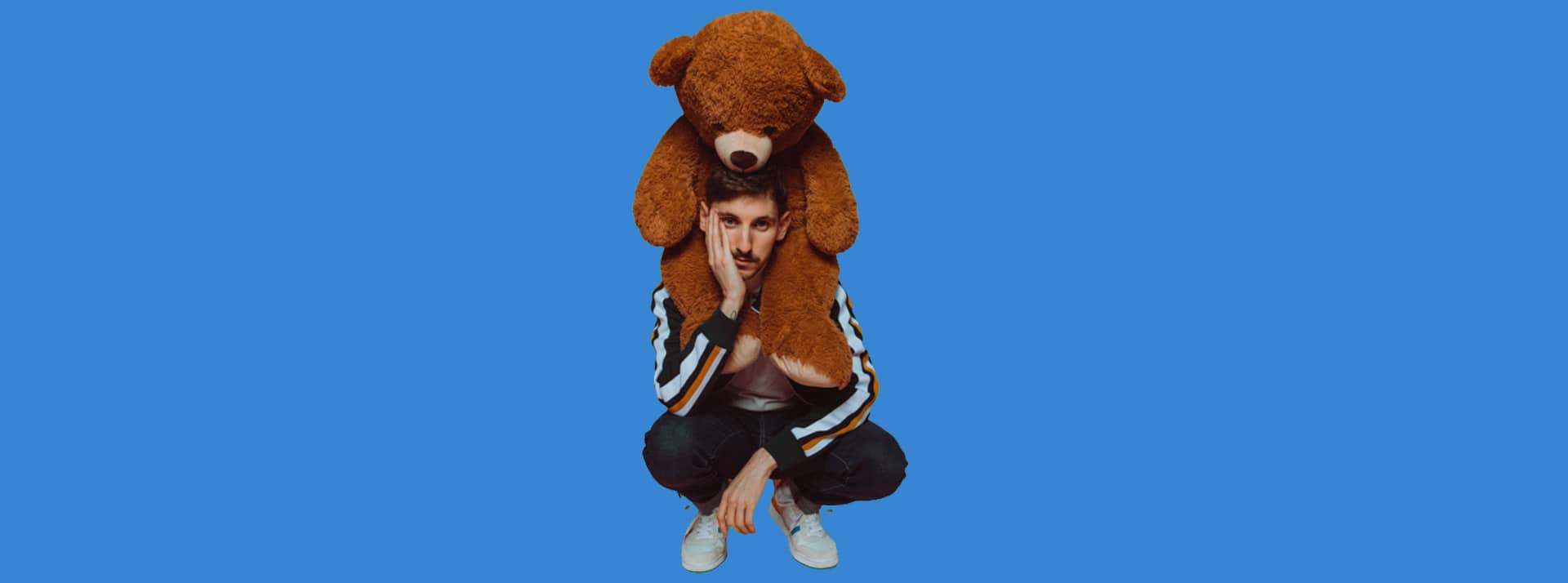 B.Nevert Portrait de Ben Névert avec un nounours sur les épaules