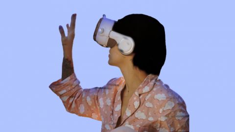 La Corée lance un alliance du métavers Jeune femme en pyjama rose sur fond bleu avec casque de réalité virtuelle sur la tête