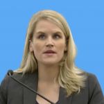 Frances Haugen sur fond bleu