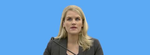 Ce que Frances Haugen a pointé sur le fonctionnement interne de Facebook Frances Haugen sur fond bleu
