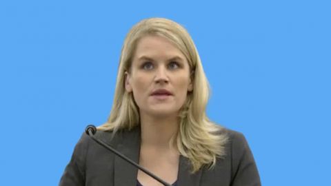 Frances Haugen sur fond bleu