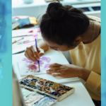 Une jeune femme en train de peindre