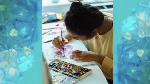 Une jeune femme en train de peindre