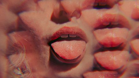 Supperposition de bouches qui tire la langue