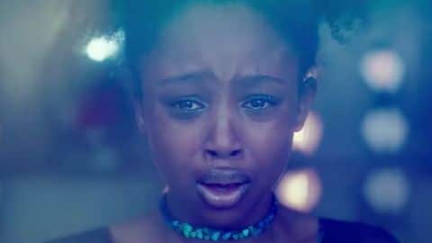 Extrait du film Mignonnes, où l'héroïne Amy pleure pendant un concours de danse