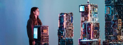 Jeune femme devant installation numérique à NEMO, expo au 104