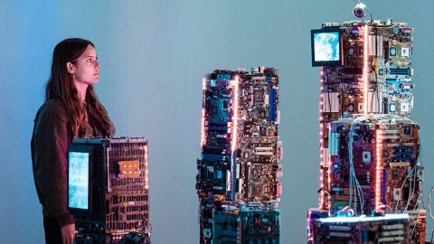 Jeune femme devant installation numérique à NEMO, expo au 104