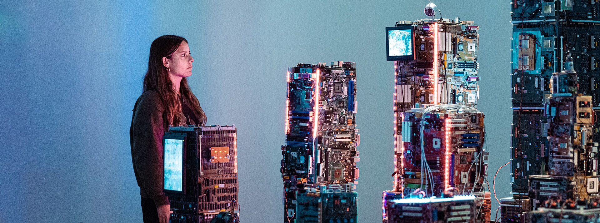 Jeune femme devant installation numérique à NEMO, expo au 104