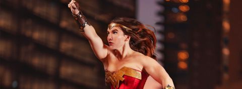 Roy Reyna Fille rousse qui court en wonder woman le poing levé, Written by men