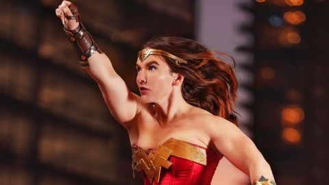 Fille rousse qui court en wonder woman le poing levé, Written by men