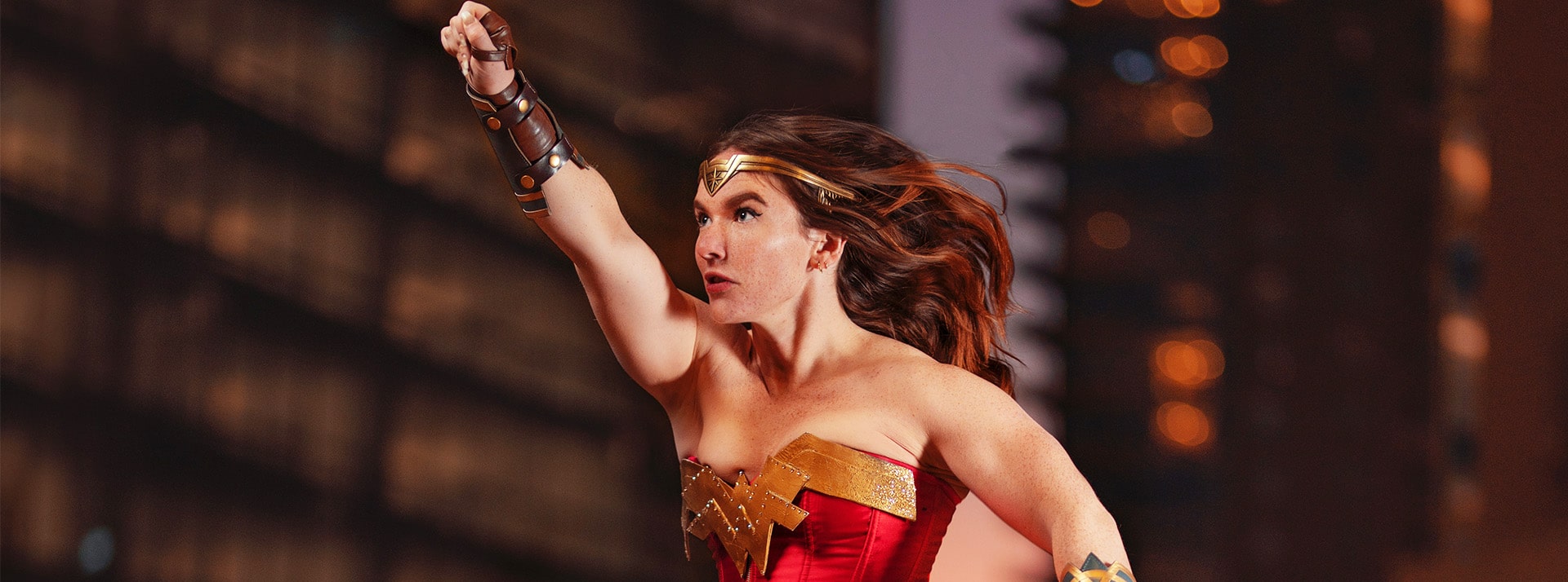 Roy Reyna - L'ADN Fille rousse qui court en wonder woman le poing levé, Written by men