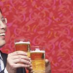 Deux Chinois, la cinquantaine, trinquent à leur réussite