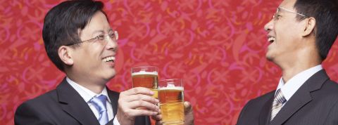 Deux Chinois, la cinquantaine, trinquent à leur réussite