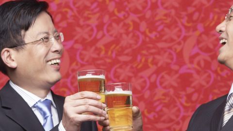 Deux Chinois, la cinquantaine, trinquent à leur réussite