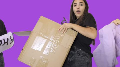 Ilyana ouvre un carton de vêtements Shein