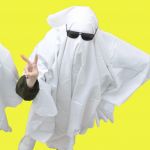 Des fantômes cool sur fond jaune