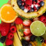 Fruits sur fond vert