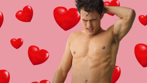 L'acteur Darren Barnet torse nu sur un fond rose avec des coeurs rouges
