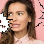 Jeune femme sur fond rose disant p*te et m*rde