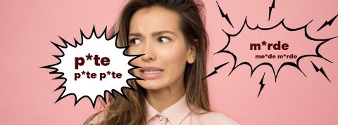 Jeune femme sur fond rose disant p*te et m*rde