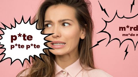 Jeune femme sur fond rose disant p*te et m*rde