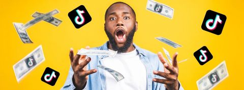 Ils ont fait le million sur TikTok jeune homme avec billets de banque et logos tiktok